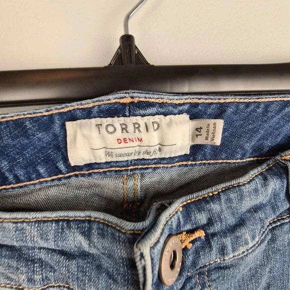 Torrid Jean Shorts Womens 14 Blue Denim Button Fly Frayed Raw Hem Stretch - Picture 6 of 9